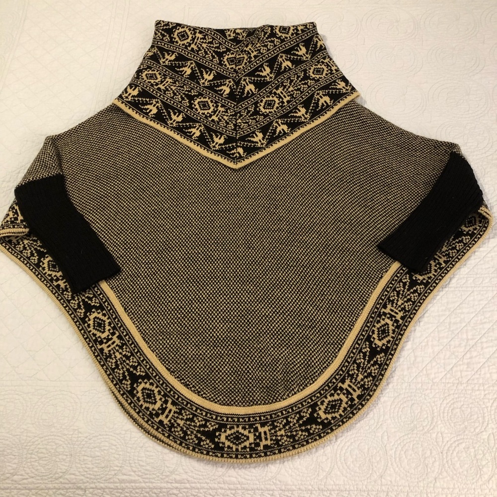 Jahuari alpaca poncho sweater. OS